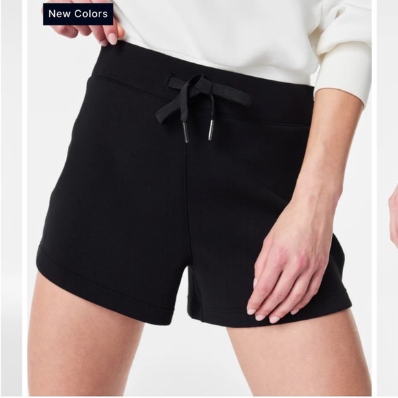 Spanx AirEssentials 4" short black - Picture 1 of 10